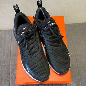 WOMEN’s 10.5 NIKE AIR MAX 270